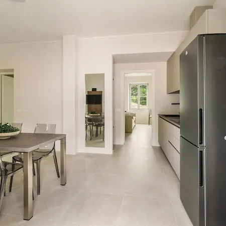 Como City Wall アパート コモ