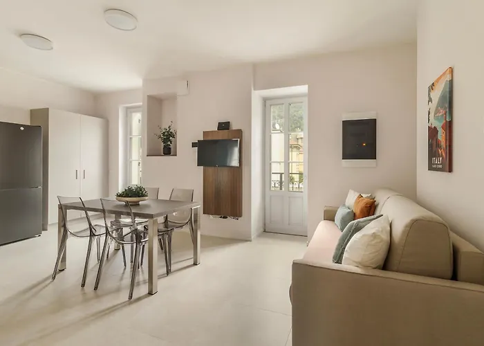 Como City Wall كومو