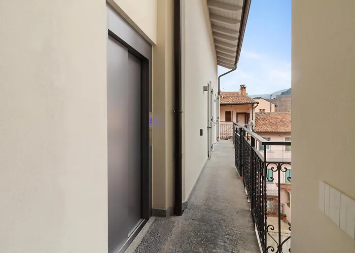 Como City Wall كومو