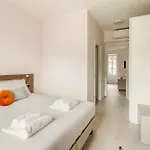 Como City Wall Апартаменты